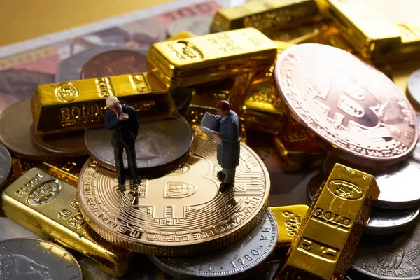 Bozuk Para Bitcoin Altın Külçelerin Üzerinde Duran Işadamlarının Minyatür Figürleri — Stok fotoğraf