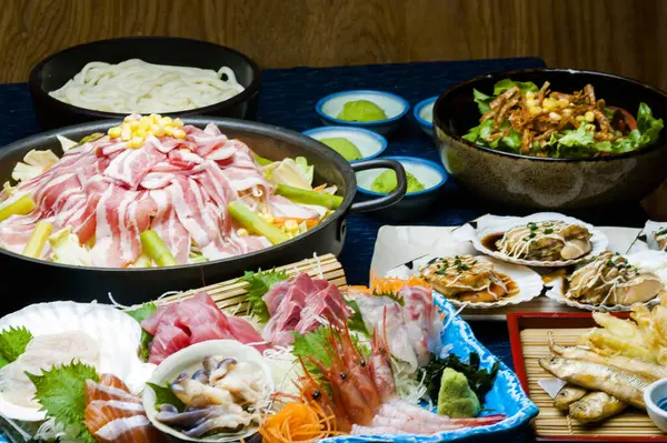 Japanische Küche Verschiedene Speisen Auf Dem Tisch Sashimi Mit Meeresfrüchten — Stockfoto