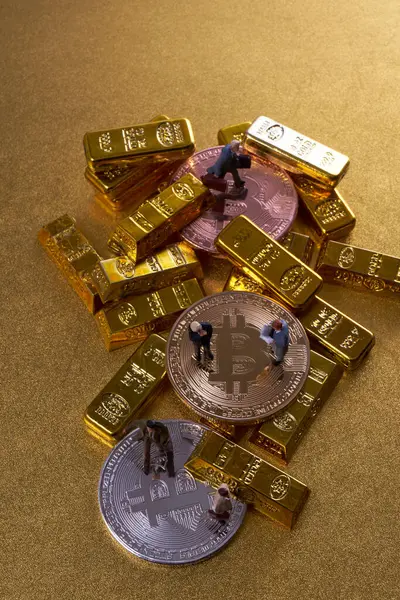 Bitcoin Altın Külçelerin Üzerinde Duran Adamlarının Minyatür Heykelcikleri — Stok fotoğraf