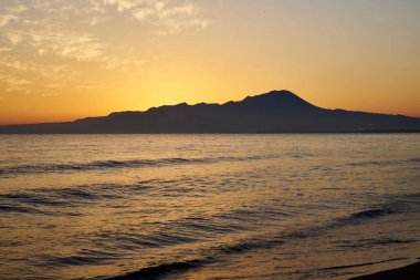 Deniz kıyısında güzel bir gün doğumu        