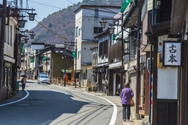 Her bina, Japon günlük hareketli sokak manzarasının geometrik ritmine katkıda bulunur..