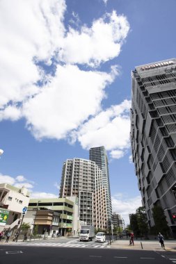 Şehirdeki modern ofis binaları, Japonya 'da güneşli bir günde gökdelenler.