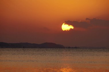 Deniz kıyısında güzel bir gün doğumu        