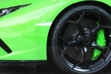 Modern spor arabaya yakın çekim, kısmi görüş