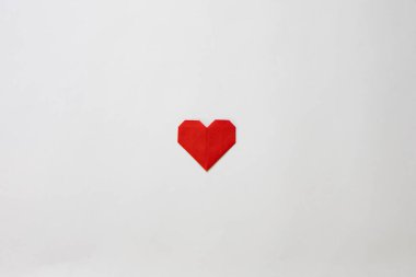 Beyaz zemin üzerine kırmızı origami kalp