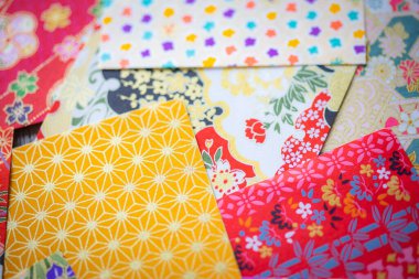 Renkli desenli kağıtlar canlı bir şekilde düzenlenmiş.