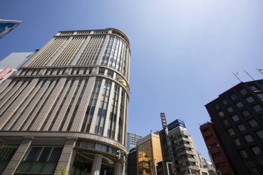 Güneşli bir günde şehrin gökdelenlerinin manzarası. Modern şehir mimarisi