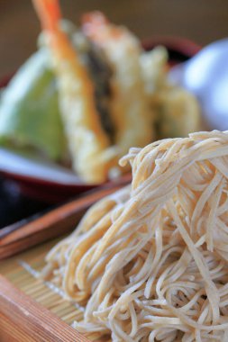 Taze soba eriştesi çeşitli tempura parçalarının yanında dinleniyor.