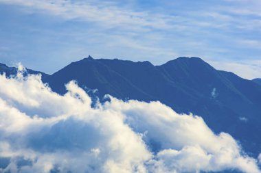 Dağların ve bulutların güzel manzarası  