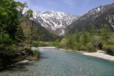 Karla kaplı dağın tepesinin güzel manzarası 