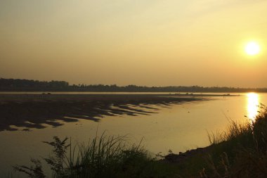 Gün batımı göl suyuna yansıyor. Güzel manzara