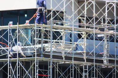 bir inşaatta çalışan inşaat işçisi