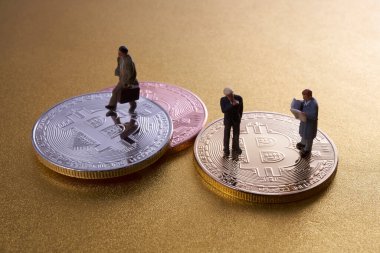 Bitcoinlerin üzerinde duran iş adamlarının minyatür figürleri