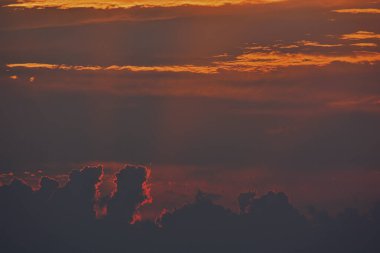 Gökyüzünde bulutlarla güzel bir gün batımı 