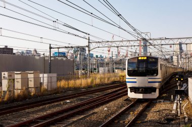 Tren gündüz vakti Japon şehrinde hareket ediyor. 