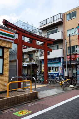 Japonya, Haneda Havaalanı yakınlarındaki Ota, Tokyo 'daki Anamori Inari Tapınağı' nın kırmızı torii kapısı.