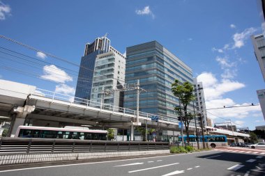 Şehirdeki modern ofis binaları, Japonya 'da güneşli bir günde gökdelenler.