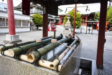 Ota, Tokyo, Japonya 'daki Anamori Inari Tapınağı' nda chozuya (arıtma çeşmesi)