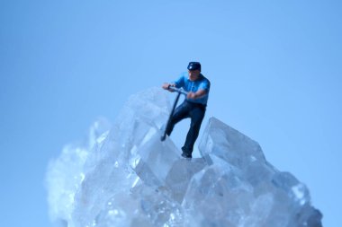 Buz gibi doğası olan minyatür insanlar. Kar günü kavramını kabul et