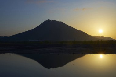 Denizin üzerinde gün batımının güzel manzarası     