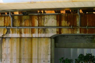 Paslı beton köprü su lekelerini ve boruları gösteriyor