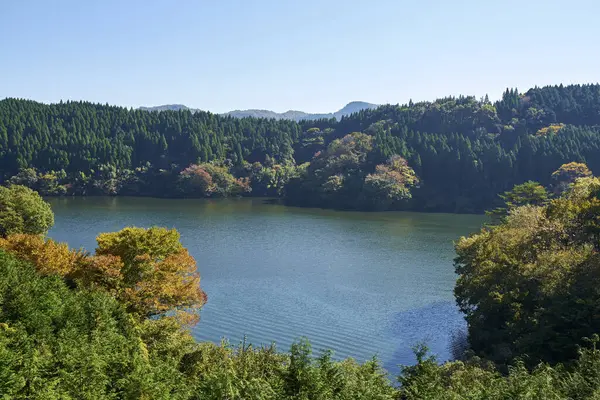 晴れた日の山の湖と美しい秋の風景 — ストック写真