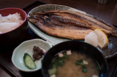 Izgara balık ve yanında pirinç miso çorbası turşusu.