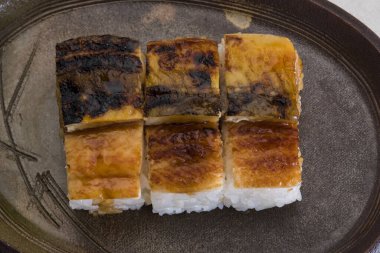 Tabağında yılan balığı olan suşi, Asya yemeği.