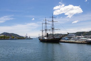 Japonya 'da Nagasaki Limanı Feribot Terminali, okyanusta büyük bir gemi. 