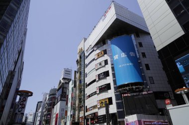 Güneşli bir günde modern binaların sokak manzarası, Tokyo, Japonya