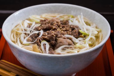 Buharda pişirilmiş udon eriştesi.