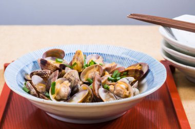 Haşlanmış midye, otlar ve sarımsak, yakın çekim.