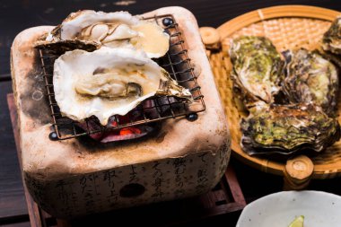 Bir tabak yemek ve bir sepet istiridye.