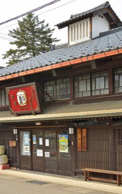 Siyah Döşemeli Çatı ve Sake Bira Fabrikası İşaretli Geleneksel Japon Binası