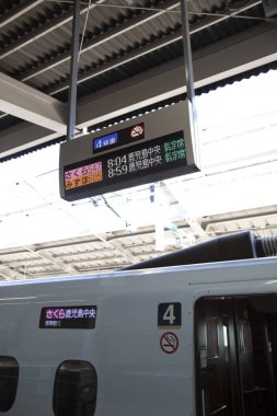 Yolcu treni şehir istasyonunda bekliyor.