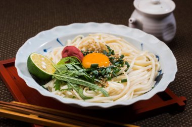 Japon mutfağı. Arka planda kızarmış şehriye.