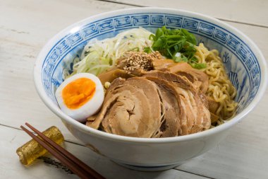 Masada domuz etli ve tavuklu Japon eriştesi. Don Ramen çorbası