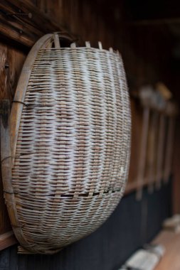 Köy duvarında asılı örülmüş sepet.