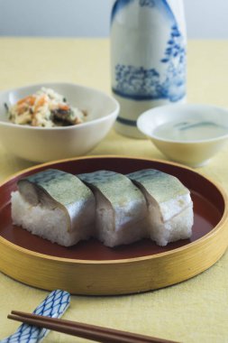 Sushi 'nin yakından çekilmiş bir mutfak fotoğrafı.