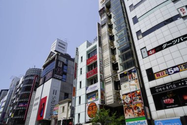 Güneşli bir günde modern binaların sokak manzarası, Tokyo, Japonya