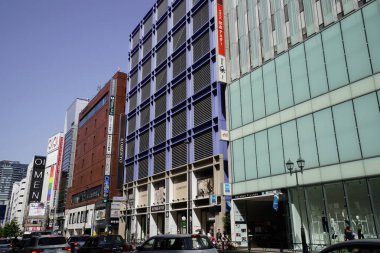 Harajuku İstasyonu, Shibuya, Tokyo, Japonya yakınlarındaki mağazalar ve iş binalarıyla şehir manzarası