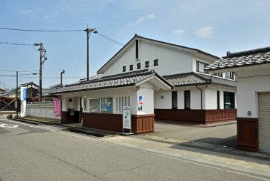 Çatı ve tabela döşeli geleneksel Japon binası