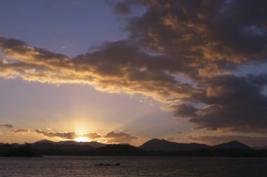Sahilde gün batımı