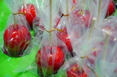 Naylon poşetlere sarılı parlak kırmızı elma şekeri