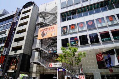 Güneşli bir günde Tokyo sokak manzarası, Japonya