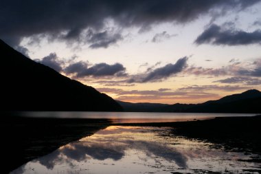 Doğanın arka planında gölün üzerinde güzel bir gün batımı