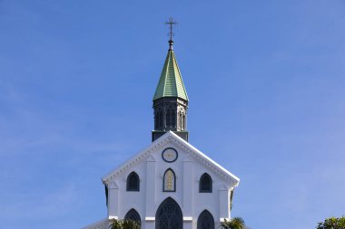 Mavi gökyüzü arka planında beyaz kilise binası 
