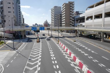 Şehir merkezinde trafik güneşli bir günde, Japonya 
