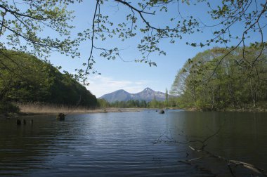 Arka planda göl ve dağlar