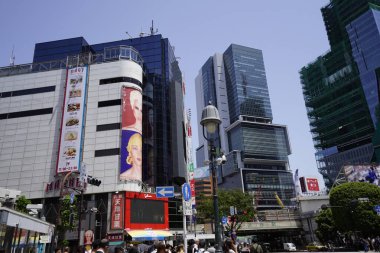 Güneşli bir günde modern binaların sokak manzarası, Tokyo, Japonya